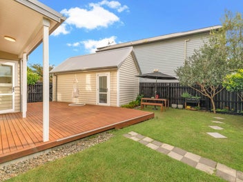 Freehold, Freestanding 5 Brm in Kauri Flat SZ