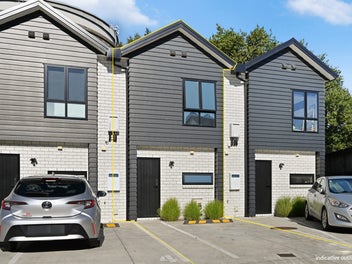 Lock Up & Leave - Prime Location by Hamilton Lake!