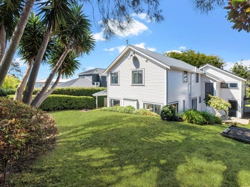Overseas Vendor Says Sell – A Stunning Home Aw...