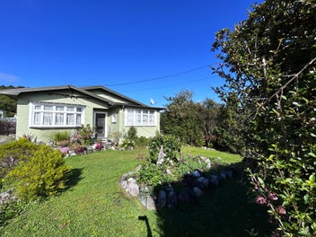 Charming Bungalow - Your New Beginning Awaits