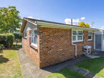 Sunny & Convenient in Panmure’s Golden Triangle