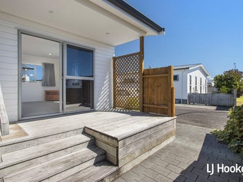 Coastal Charm 2 Bedroom Cottage in Seaford Park