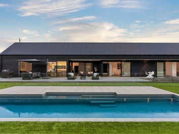 INNOVATIVE MODERN LUXURY- STYLISH POOLSIDE LEISURE