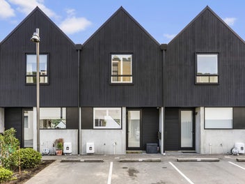 West Facing Erskine Townhouse
