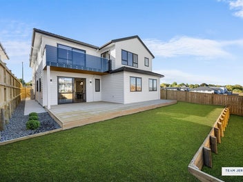 Eight Bedrooms with Five Ensuites - Two Kitchens