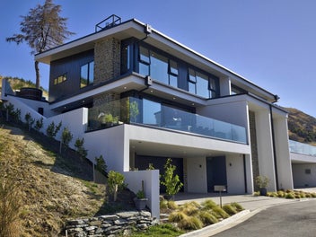 A Glamorous Entertainer with Inspiring Views