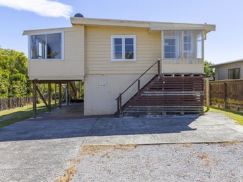 Kiwi bach positioned in Hilltop