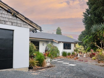 Stunning Views, Minutes to Town, Vendor Says Sell!