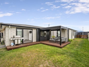 Sunny Family Home with Stunning Kaimai Views