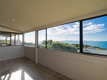 Large home, breathtaking views!