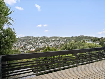 SUNNY, SPACIOUS FAMILY HOME WITH VIEWS!