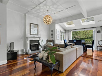 Perfect Family Living in Western Springs