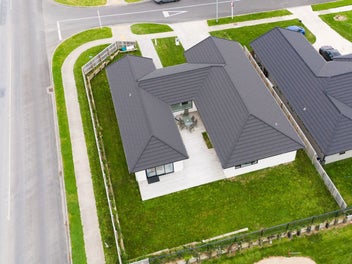 Spacious Modern Living Near the Golf Course