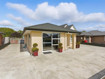 EASY CARE LIVING - MODERN TOWNHOUSE!!