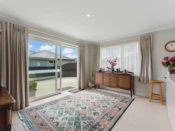 EASY CARE LIVING - MODERN TOWNHOUSE!!