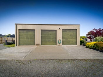 Spacious Modern Home with Ultimate Shed on 2003m2