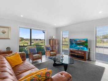 Spacious Lakefront Lifestyle