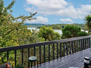 EASY LIVING WITH GORGEOUS VIEWS