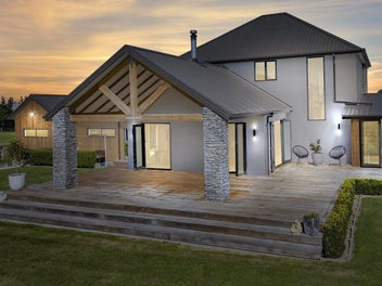 EXCEPTIONAL EQUESTRIAN LIFESTYLE - TWO DWELLINGS