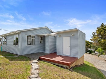Coastal Charm With Estuary Views + 911m2