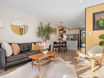 Modern & Stylish Townhouse - Freehold!