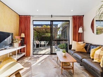 Modern & Stylish Townhouse - Freehold!