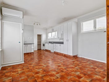 Four bedrooms! 1260m2 section!