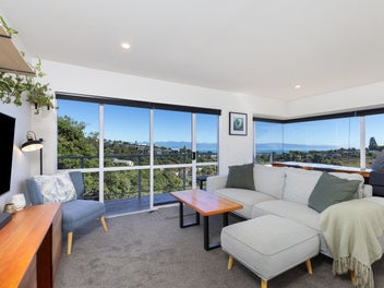 Stunning views on the Port Hills await you!