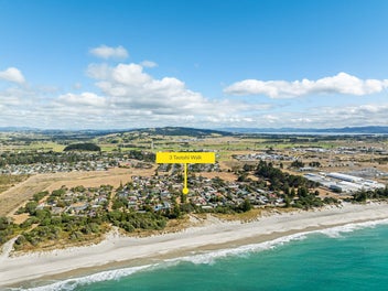 A stone's throw to the beach!