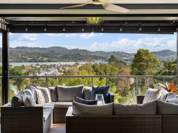 Bush Backdrop with Stunning Views!