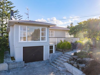 Spacious and elevated four bedroom family home