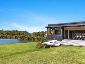 Coastal Retreat, Christian Bay