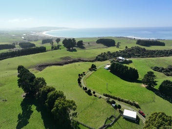 Quality Lifestyle Overlooking Kaka Point