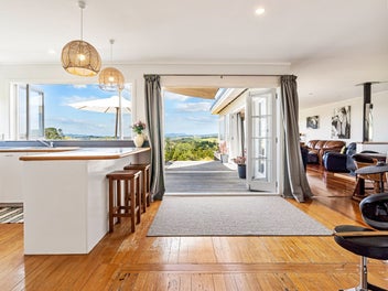 15 minutes to the BEACH or CBD