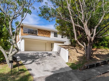 Big, Bright & Beachside - Zoned for the Best!