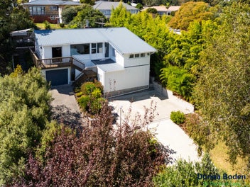 Hidden Gem, walk to town, train, shops