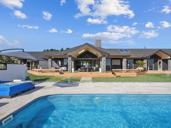 Luxury Country Living - 4.1 acres