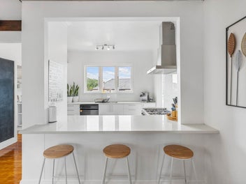 Charming 1930s Beauty with Five-Star Style