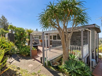 525m2 freehold, seaview, potential - MUST SELL