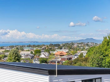 525m2 freehold, seaview, potential - MUST SELL