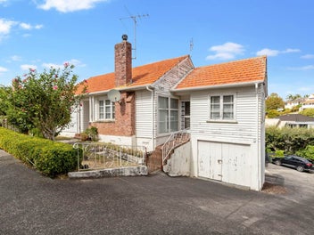 Charming Do Up - Beachside Potential Awaits!