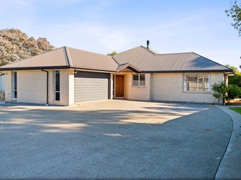 IGNORE RV!! approx 1000m2 section with 4 bed home!
