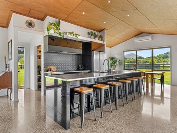 Timeless Beauty on Expansive Grounds