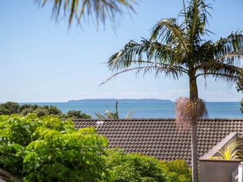 Coastal Living in Sought After Murrays Bay
