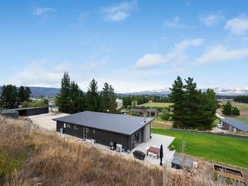 Modern Family Home Near Rail Trail & Cafes!