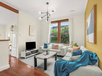Petone Villa - Stylish, Sunny & Central!