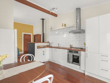 Petone Villa - Stylish, Sunny & Central!