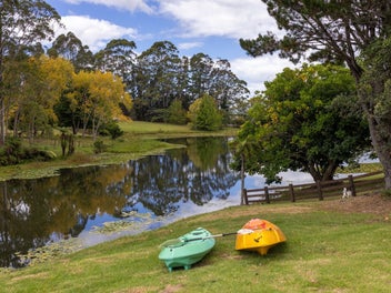 Stake your claim – lakeside lifestyle & gain!