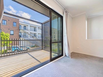 Spacious Hobsonville Townhouse – Move-In Ready!