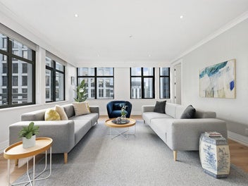 Luxury CBD Apartment with Spectacular City Views